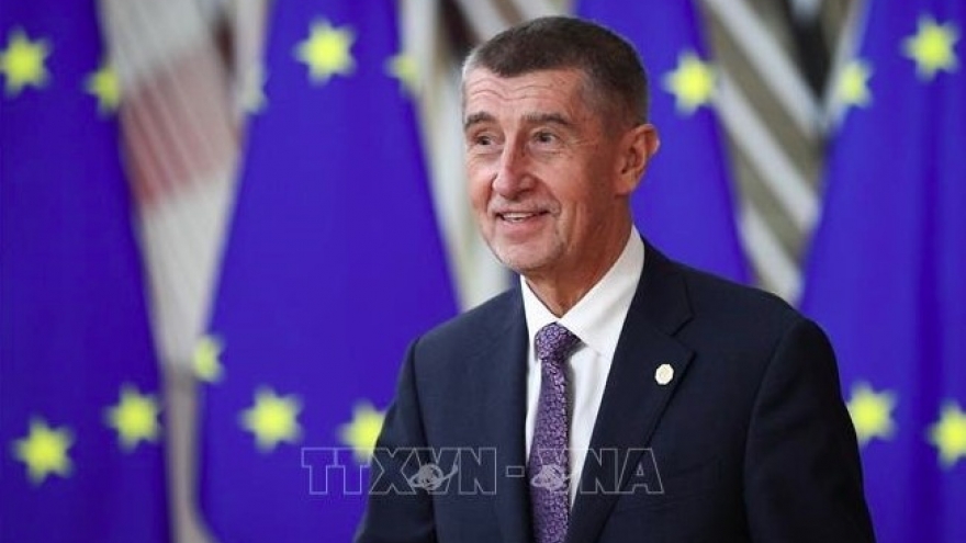 PM extends congratulations to new Czech counterpart